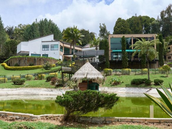 Casa Campestre con Lago en Alto de Las Palmas